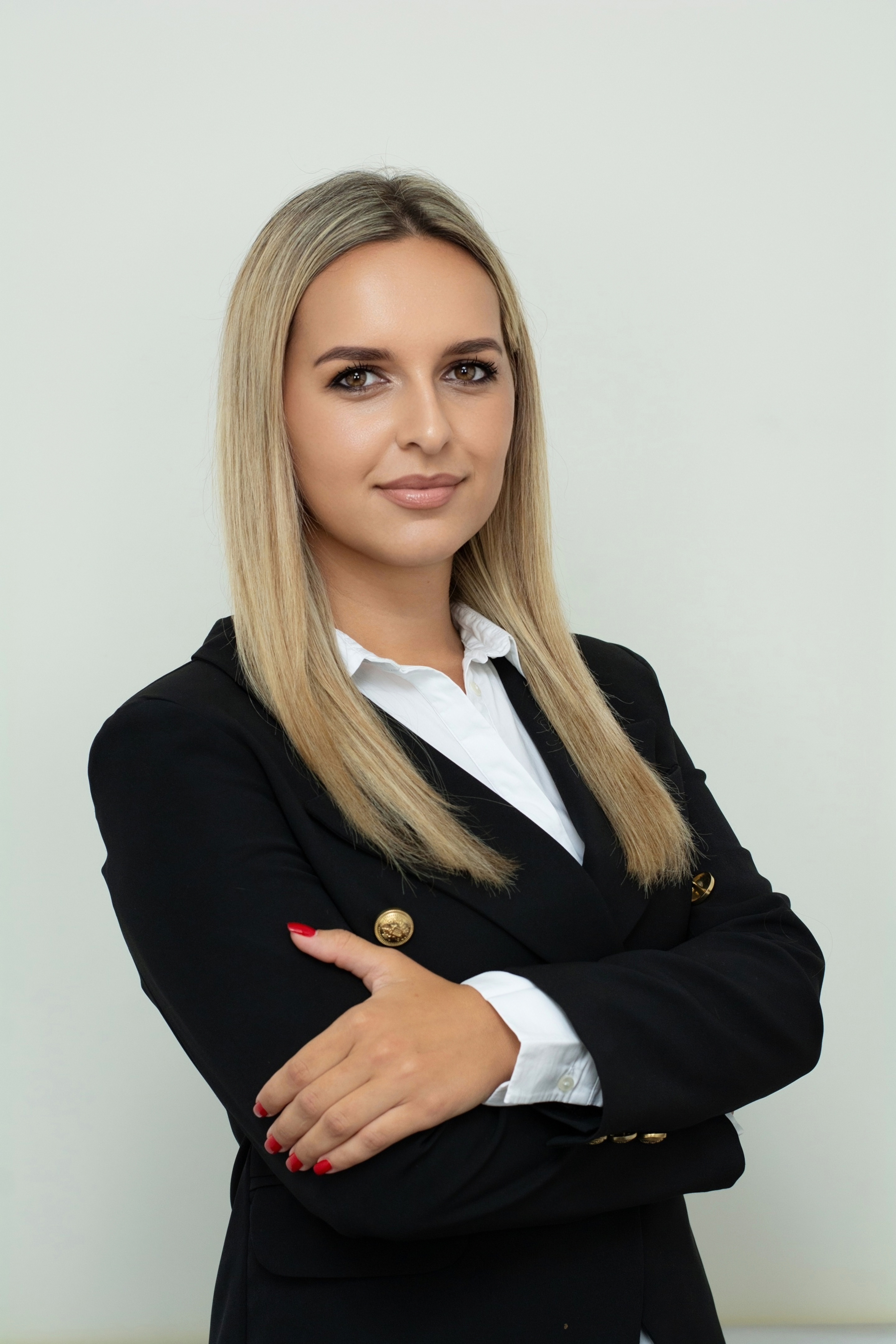 Adisa Cehajic im professionellen weißen Anzug